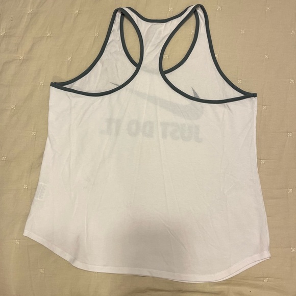 Nike workout shirt - Picture 2 of 3